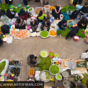 نمای هوایی از زنان فروشنده در بازار محلی شمال ایران با سبزیجات و میوه‌های رنگارنگ - عکس هنری بازار شمال سمانه شیرازی