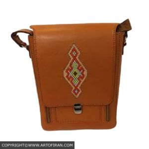 کیف دوشی پاسپورتی چرم بزی عسلی بلوط قرمز با سوزن‌دوزی سنتی نمای جلو