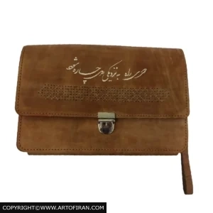 کیف دستی چرم هورس بزی درویش‌دوزی با خوشنویسی طباطبائی «دوری راه به نزدیکی دل چاره شود» – برند بلوط قرمز