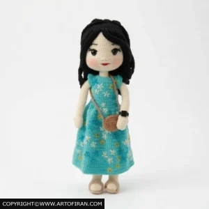 عروسک بافتنی دخترانه با لباس گلدار، کیف و ساعت — نازنین بافت