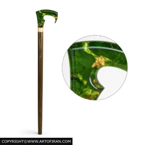 عصای چوبی زمردین، نمای کامل با دستهٔ رزین سبز زمردی، اثر گالری هنری عصاخان