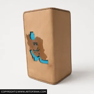 کیف چرمی میناب، نمای بیرونی چرم شتری با نقش سوخته‌کاری نقشهٔ ایران، اثر چرم پارس