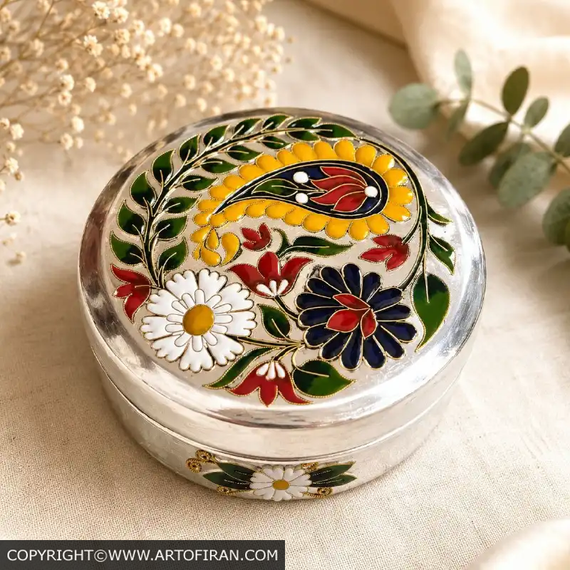 نمای زاویهدار ظرف شیرینی خوری شیرین با نقوش مینای خانه بندی، اثر گالری هنری سبلان