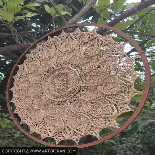 ماندالای قلابدوزی اولیتا با نخ کتان، اثر جور بافت آویز بر شاخه درخت