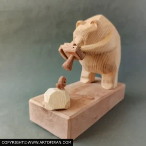 مجسمه چوبی خرس عکاس با چوب نراد در حال عکاسی از حلزون روی پایه، اثر اِچ وود