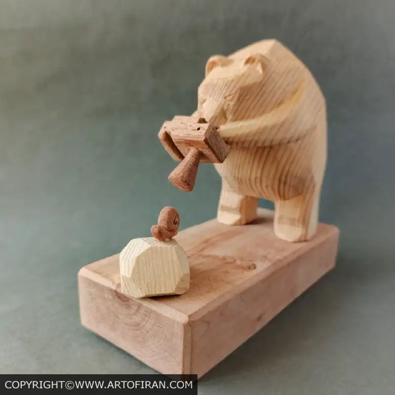 مجسمه چوبی خرس عکاس با چوب نراد در حال عکاسی از حلزون روی پایه، اثر اِچ وود