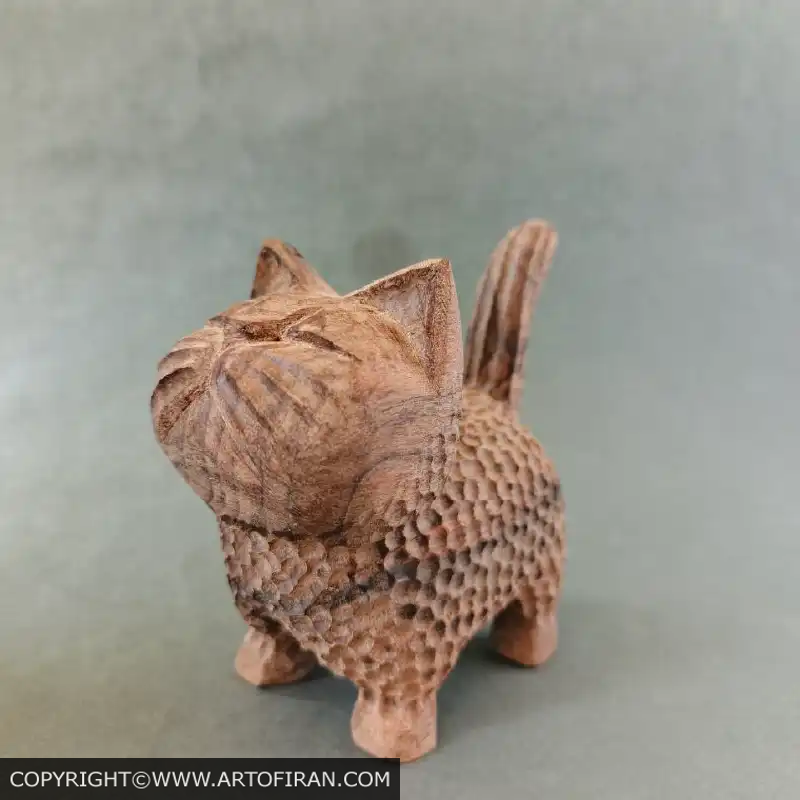 نمای نیمرخ مجسمه چوبی گربه نازکِش با دم برافراشته و رگههای چوب گردو، اثر اِچ وود