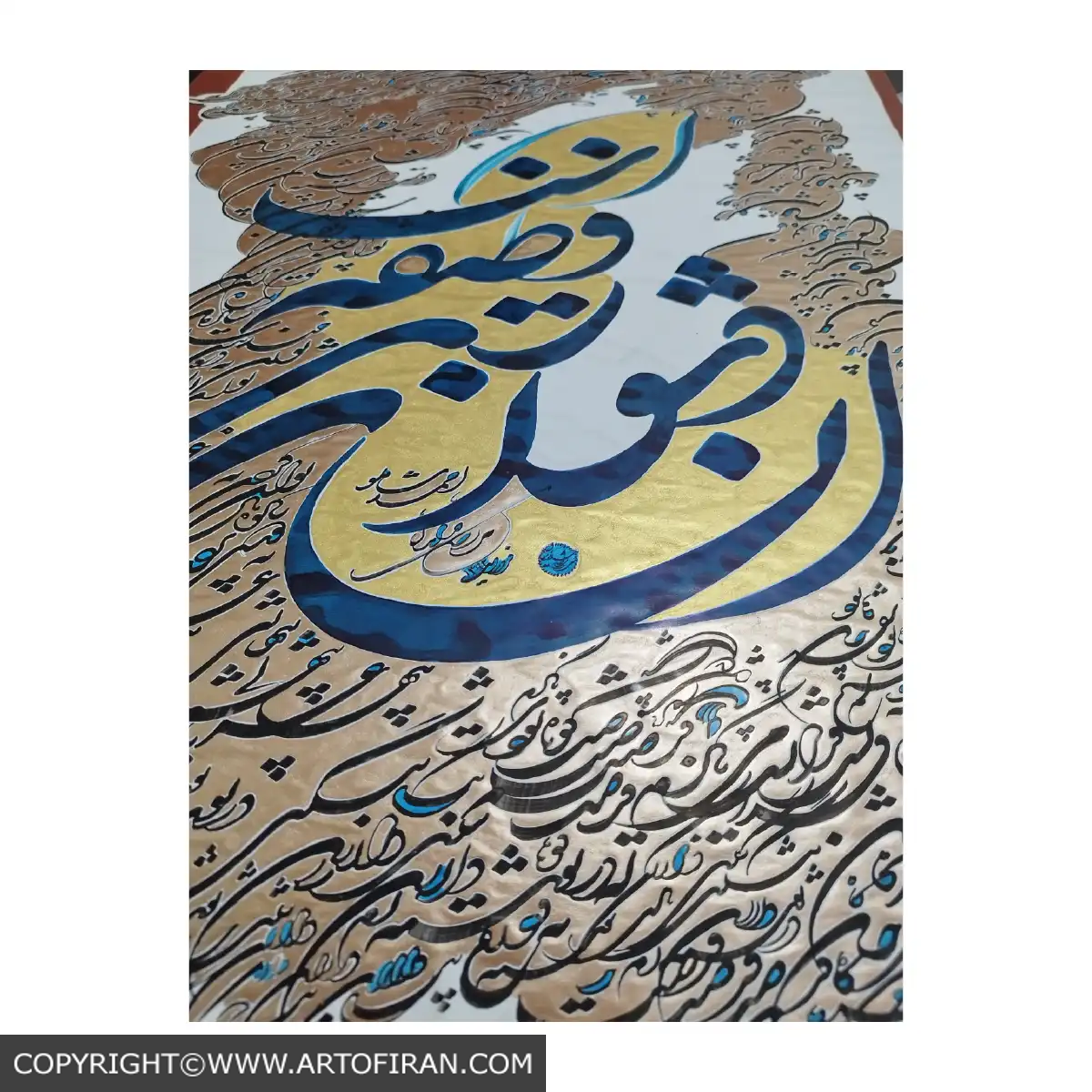 درخشش زمینه گواش طلایی و چشمه گذاری های فیروزه ای روی کاغذ گلاسه در تابلو در آستانه، اثر مرتضی خدامیان