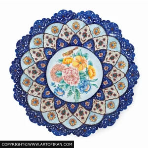 دیوارکوب میناکاری گل و مرغ، دستهگل رنگارنگ با پرنده در مرکز و حاشیه اسلیمی آبی، اثر میناکاری نگارین