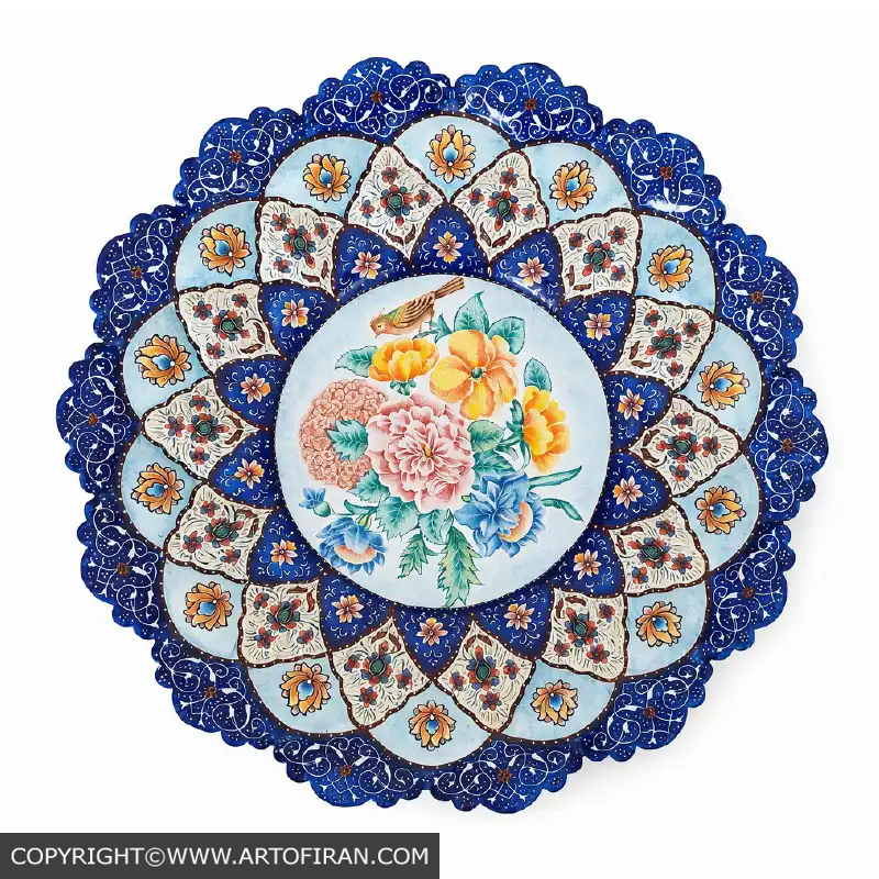 دیوارکوب میناکاری گل و مرغ، دستهگل رنگارنگ با پرنده در مرکز و حاشیه اسلیمی آبی، اثر میناکاری نگارین