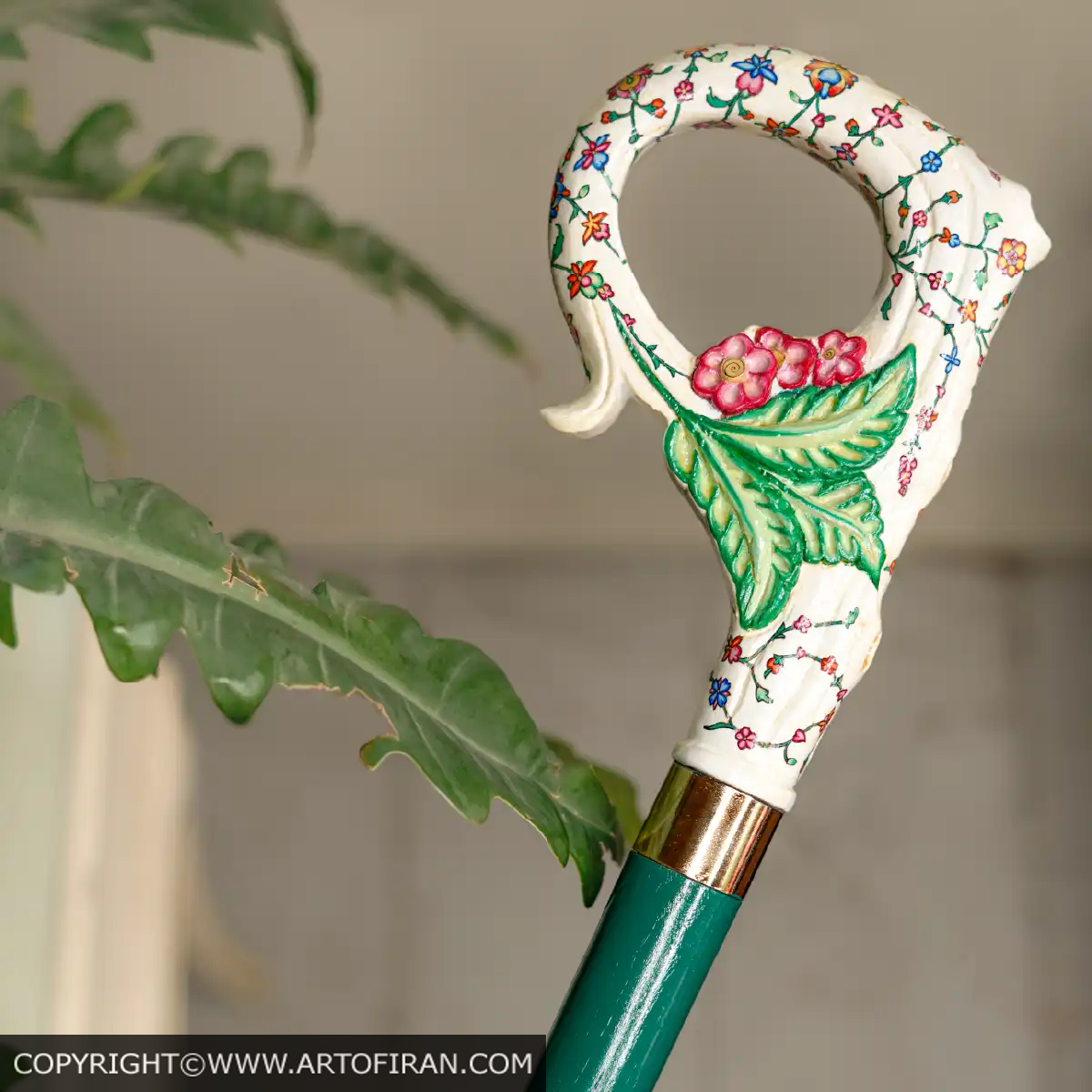 جزئیات منبت کاری و تذهیب سنتی دسته عصای گلستان با حلقه لعاب طلا، اثر گالری هنری عصاخان