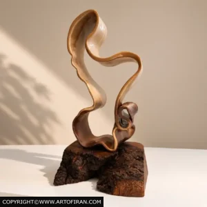 مجسمه سرامیکی منحنی، نوار سیال کرم و قهوهای روی پایه چوب طبیعی، اثر آزاده نجات لطفی