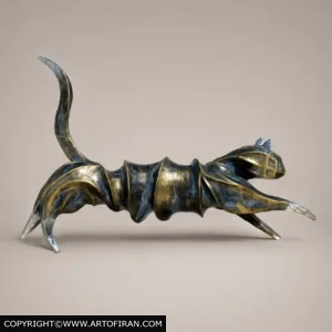 مجسمه پاپیه ماشه گربه ارشمیدس، گربهای در حال جهش با بدنه پیچخورده و پتینه طلایی، اثر منصور شیروانیان دهکردی