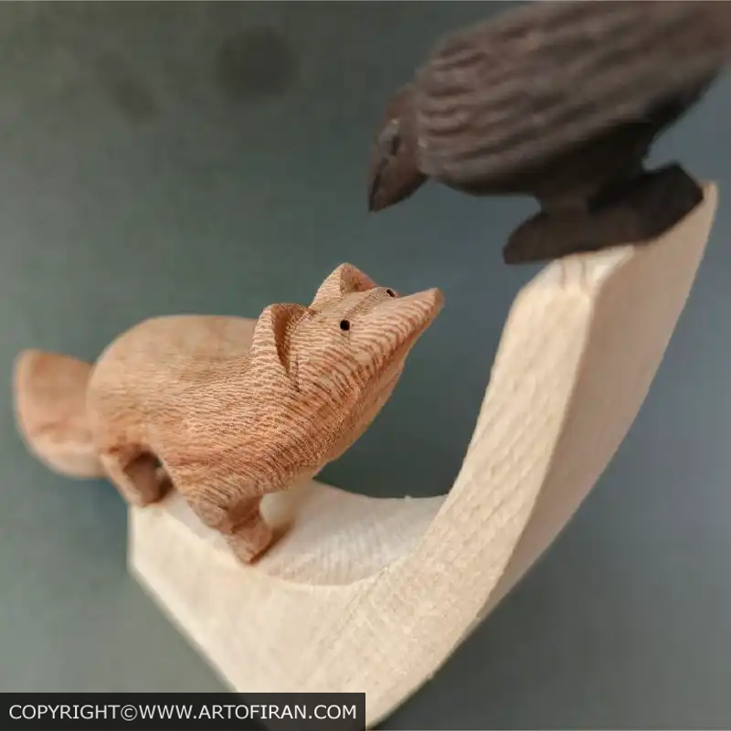 مجسمه چوبی زاغ و روباه، نمای نزدیک سر روباه و زاغ تیرهرنگ، اثر اِچ وود