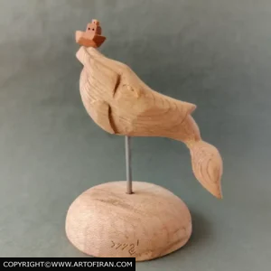 مجسمه چوبی نهنگ تنها با چوب نراد و قایق مینیاتوری روی پایه، اثر اِچ وود