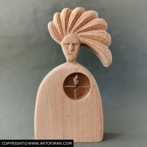 مجسمه چوبی کاشانه‌ای نو برای فرشته‌ای کوچک، نمای کامل پیکره و پرنده، اثر اِچ وود