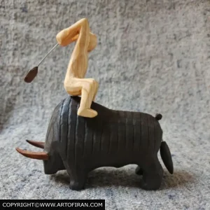 مجسمه چوبی گاوباز، پیکر روشن بر پشت گاو تیره، اثر اِچ وود